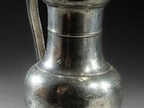 un vase en argent posé sur une table