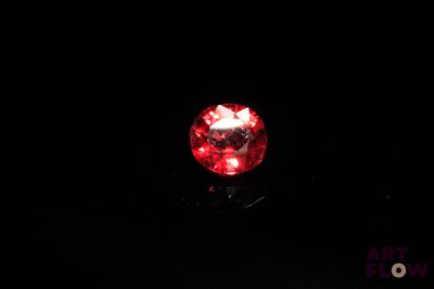 l'image d'une lumière rouge qui brille sur une surface noire