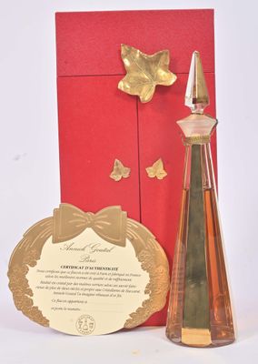 un flacon de parfum à côté d'une carte et d'un flacon de parfum