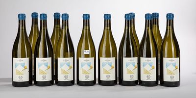 six bouteilles de vin alignées sur une table