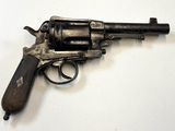 un pistolet posé sur une surface blanche