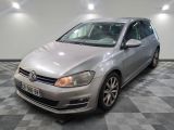 La Volkswagen Golf est garée dans le garage, sur un sol à damier.