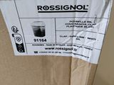 une boîte en carton sur laquelle est accrochée une pancarte portant l'inscription « Rossinol »