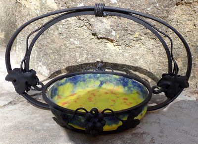 un bol jaune et bleu posé sur une table