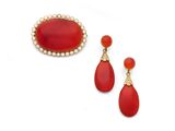 une paire de boucles d'oreilles en corail, perles et or