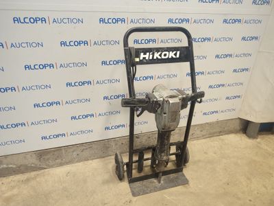 une image représentant une machine posée devant un mur
