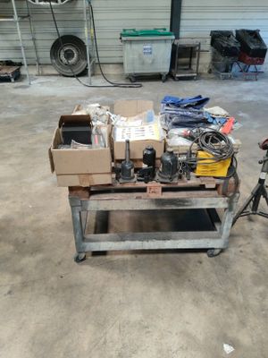 un vélo garé à côté d'une table sur laquelle se trouvent des cartons