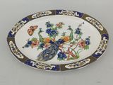 une assiette décorée d'un paon et de fleurs