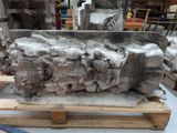 une grande sculpture en pierre posée sur une palette dans un atelier