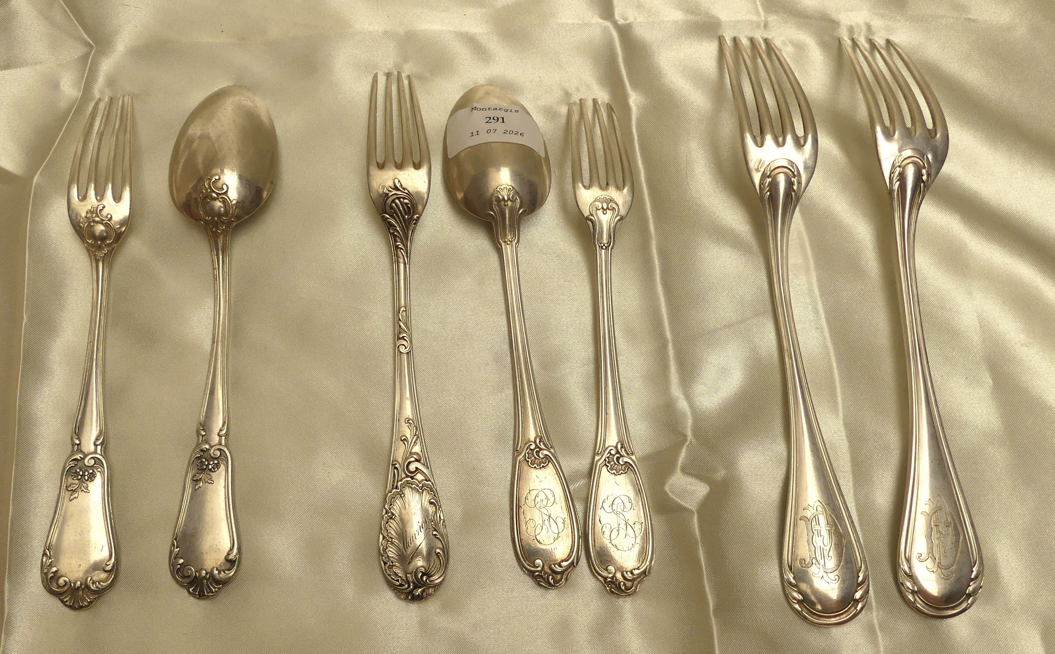 Lot de 7 pieces en argent composé de : - deux grandes fourchettes - deux paires de cuillières et fourchettes - une fo...