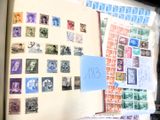 une photo d'un réfrigérateur recouvert de nombreux timbres