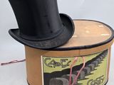 un haut-de-forme noir posé sur une boîte en carton