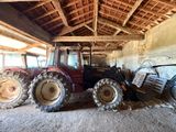 un tracteur garé à l'intérieur d'une grange
