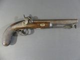 un vieux fusil exposé sur une table