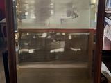 une vitrine en verre contenant un poisson