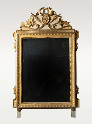 un miroir avec un cadre doré sur fond blanc