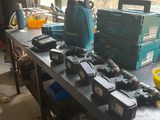 de nombreux outils sur un établi dans un garage