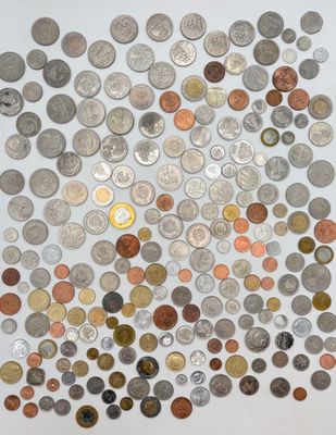 un tas de pièces est disposé en cercle sur une surface blanche