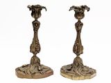 une paire de bougeoirs anciens en laiton sur fond blanc