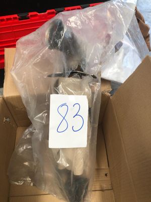 une boîte en carton contenant une paire de ciseaux
