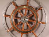 une roue en bois avec une jante métallique sur fond blanc