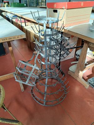 une photo d'une table sur laquelle se trouvent tout un tas de fils