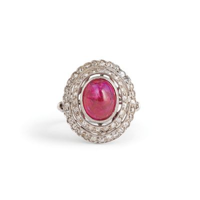 Gros plan sur une bague ornée d'une pierre rose