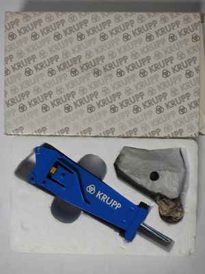 un petit outil bleu dans une boîte posée sur une table