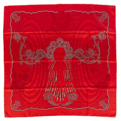 une nappe rouge ornée d'un ange argenté