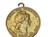 Gros plan sur une pièce d'or ornée d'une tête de femme