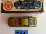 une petite voiture miniature dans une boîte posée sur une table
