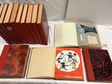 plusieurs livres sont posés sur une table les uns à côté des autres