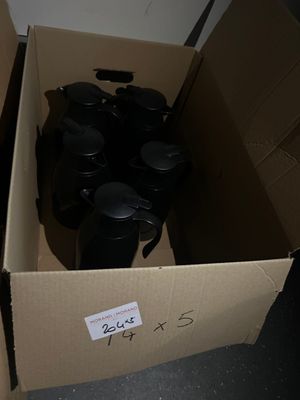 une boîte en carton contenant tout un tas de gobelets noirs