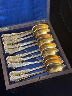 six cuillères dans une boîte en bois avec un couvercle bleu