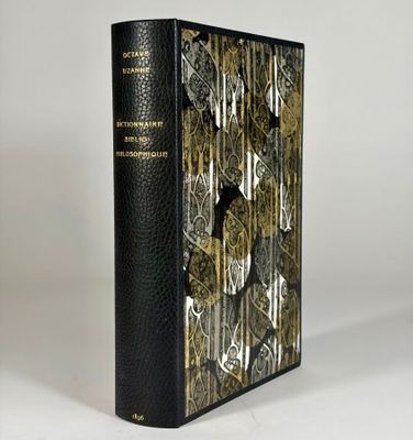 un livre noir orné de motifs dorés et argentés