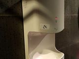 deux lavabos dans des toilettes publiques, surmontés d'un miroir