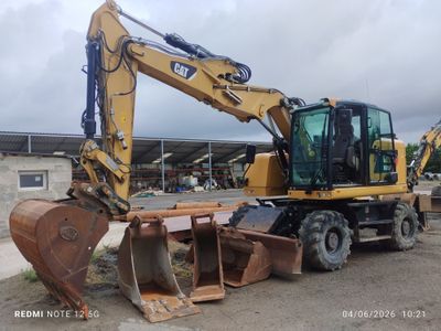 une photo d'un engin de chantier garé sur un parking