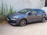 La voiture est garée à côté d'une remorque sur le bord de la route.