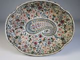 un grand saladier orné d'un motif paisley