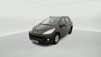 une photo d'une petite voiture noire dans une pièce blanche