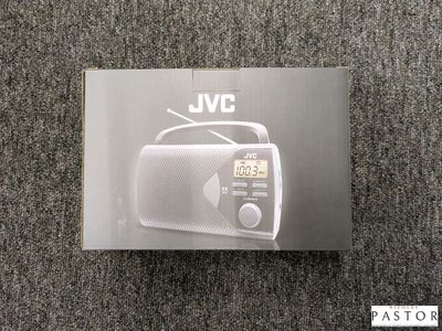 une boîte contenant une radio, posée sur un tapis