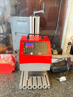 l'image d'une machine posée sur un comptoir