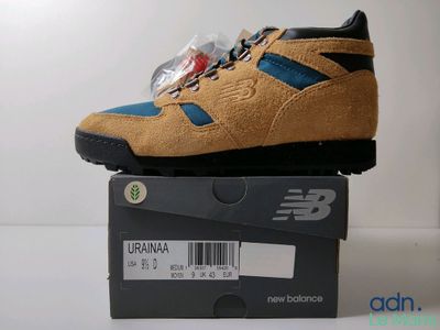 une boîte sur laquelle est posée une paire de chaussures New Balance
