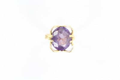Gros plan sur une bague contenant une pierre violette