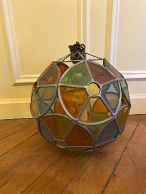 une boule de verre posée par terre dans une pièce