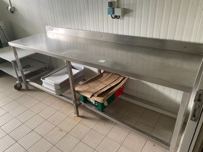Une table en inox à tablette médiane et butée
