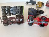 de nombreuses petites voitures et camions posés sur une table