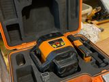 une mallette à outils orange et noire posée sur une table en bois
