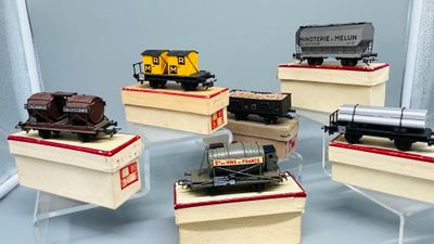 cinq modèles réduits de trains exposés dans une vitrine