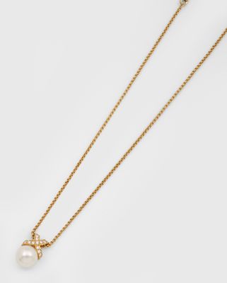 un collier à chaîne en or orné d'un pendentif en perle